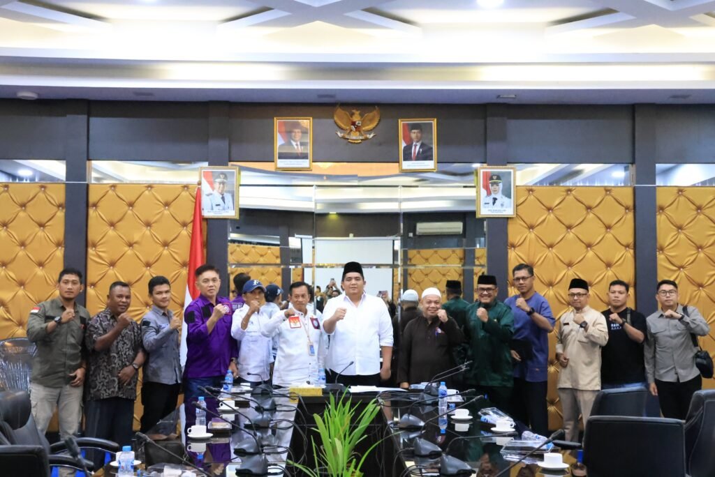 Bupati Bintan Roby Kurniawan menerima kunjungan silahturahmi dan audiensi Aliansi Serikat Pekerja Bintan, Jumat (31/10) di Ruang Rapat II Bandar Seri Bentan.