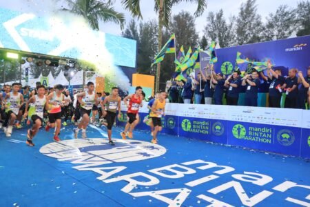 Bupati Bintan Roby Kurniawan saat melepas peserta MBM di Lagoi Bay Bintan, Minggu (9/11).