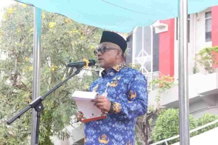 Walikota Tanjungpinang Lis Darmansyah saat menyampaikan pidatonya pada upacara peringatan hari Pahlawan