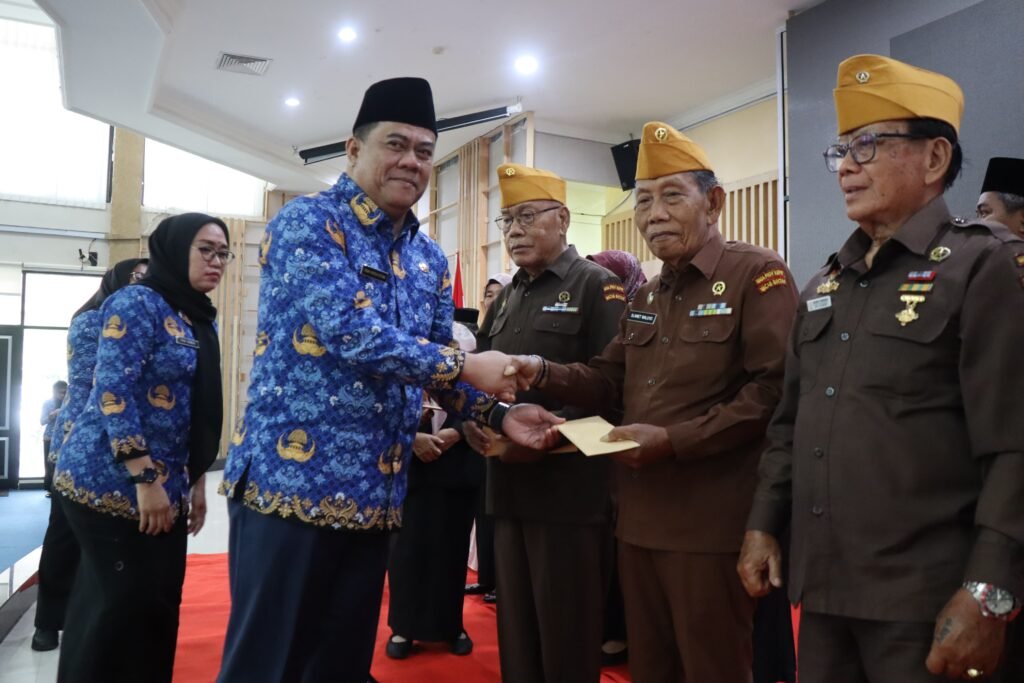 Sekda Bintan Ronny Kartika saat memberikan bantuan kepada veteran dalam peringatan hari Pahlawan