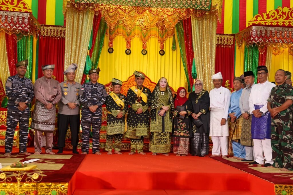 LAM Kepri resmi menganugerahkan gelar Datok Seri Diwangsa Wira Perdana kepada Ketua MPR RI H Ahmad Muzani, Jumat (14/11)