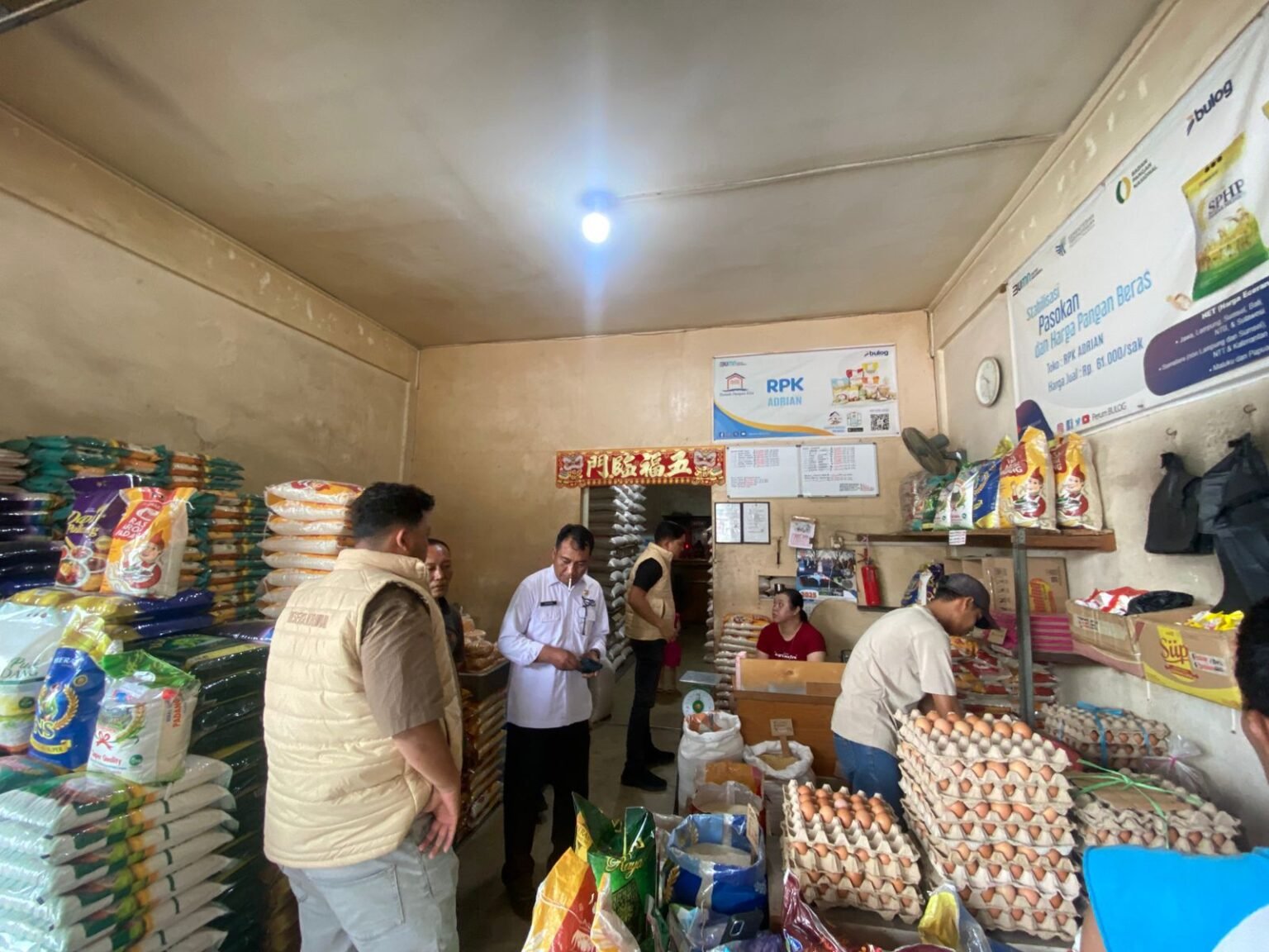 Tim Satgas Pangan Sat Reskrim Polresta Tanjungpinang kembali melakukan kegiatan monitoring dan pengecekan HET beras di pengecer dan retail modern yang ada di Kota Tanjungpinang, Minggu (16/11/2025).