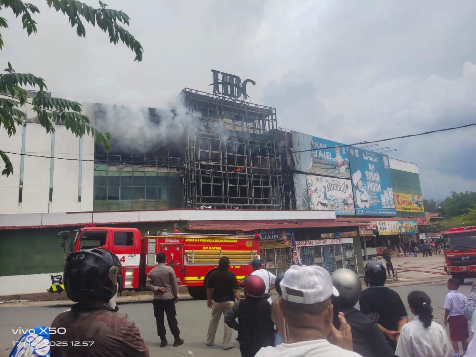 Mini Market HBC Sungai Harapan Sekupang Terbakar, Warga Panik Berlarian