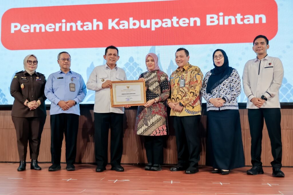 Gubernur Kepri Ansar Ahmad menyerahkan penghargaan kepada Wabup Bintan Deby Maryanti dalam kegiatan Rakorwasda Tingkat Provinsi Kepri di Ballroom Aston Hotel, Batam, Kamis (20/11).