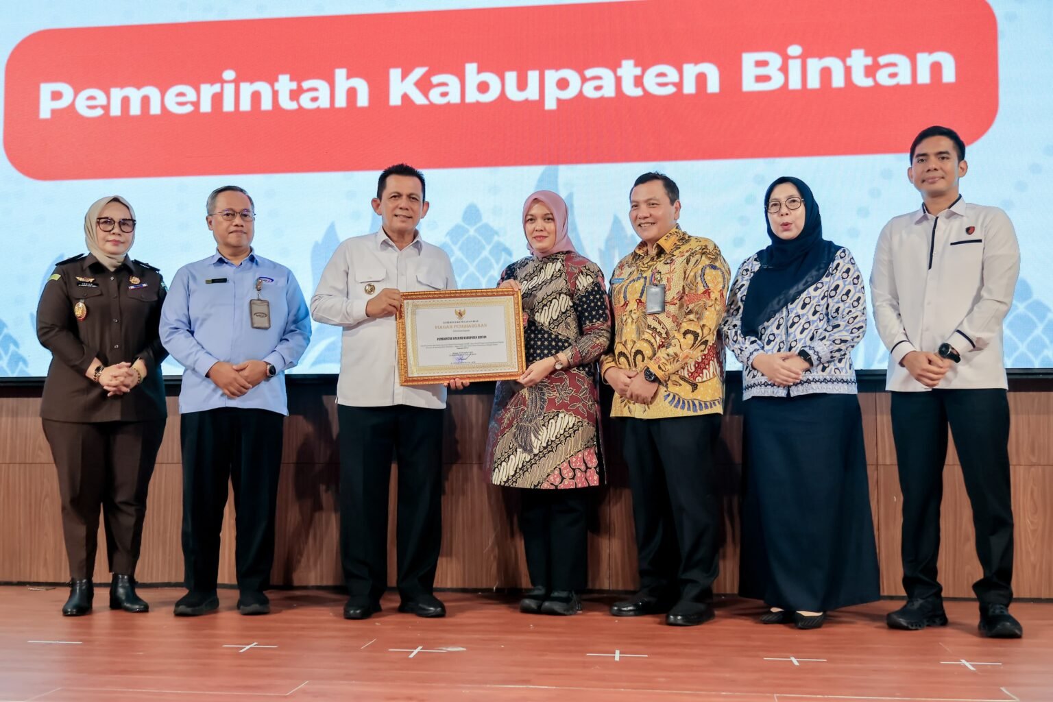 Gubernur Kepri Ansar Ahmad menyerahkan penghargaan kepada Wabup Bintan Deby Maryanti dalam kegiatan Rakorwasda Tingkat Provinsi Kepri di Ballroom Aston Hotel, Batam, Kamis (20/11).