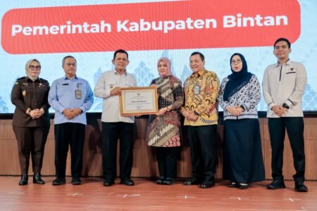 Gubernur Kepri Ansar Ahmad menyerahkan penghargaan kepada Wabup Bintan Deby Maryanti dalam kegiatan Rakorwasda Tingkat Provinsi Kepri di Ballroom Aston Hotel, Batam, Kamis (20/11).