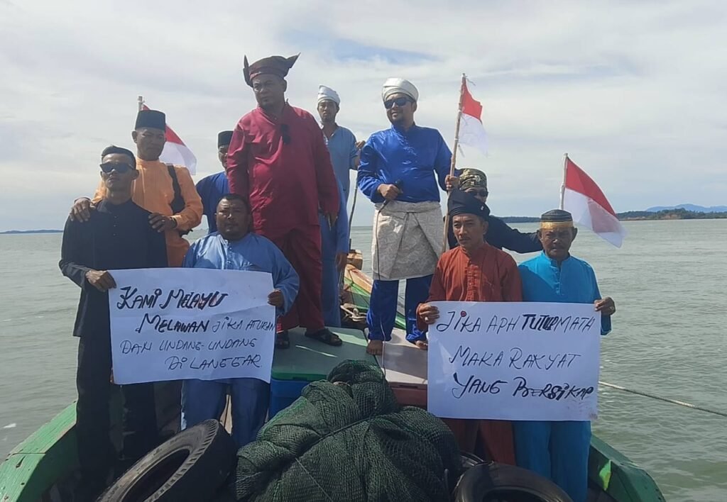 Masyarakat Desa Marok Tua saat melakukan aksi kegiatan Loading stock file bauksit, beberapa waktu lalu. Aksi ini dilakukan masyarakat untuk pertanyakan legalitas Pelabuhan Jetty PT TBJ yang dipakai untuk loading.