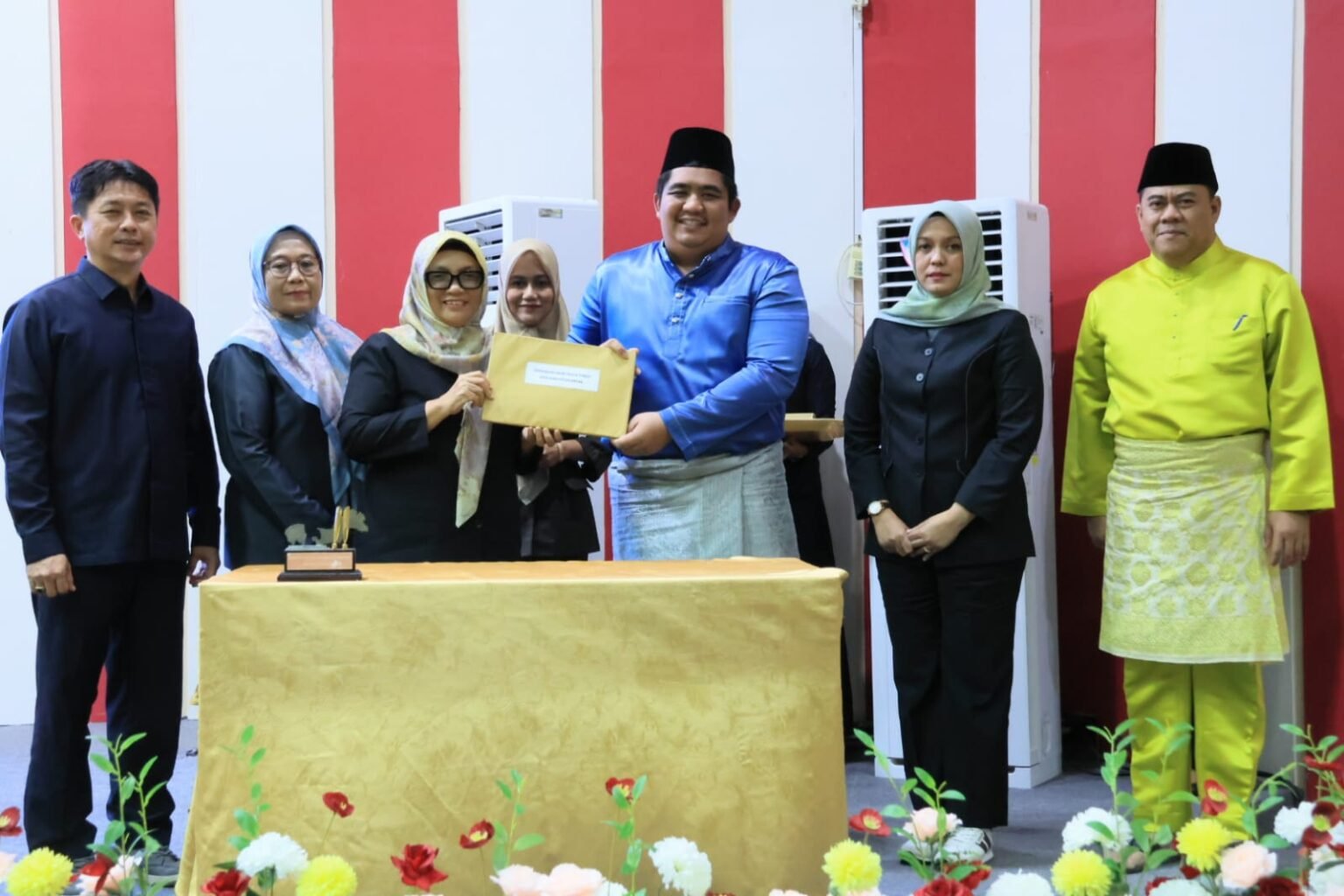 Bupati Bintan Roby Kurniawan didampingi Wakil Bupati Deby Maryanti menyerahkan Ranperda APBD 2026 kepada Ketua DPRD Bintan Fiven Sumanti