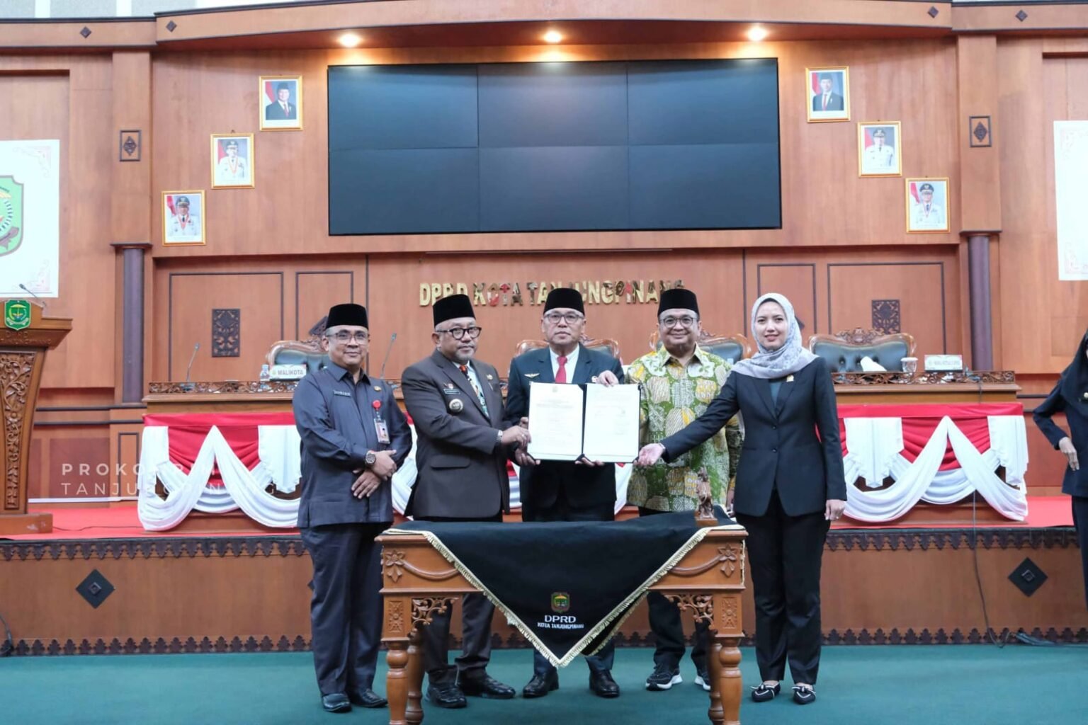 Walikota Tanjungpinang, H. Lis Darmansyah, S.H bersama pimpinan DPRD menandatangani penetapan Ranperda APBD tahun anggaran 2026 menjadi Perda, dalam rapat paripurna DPRD