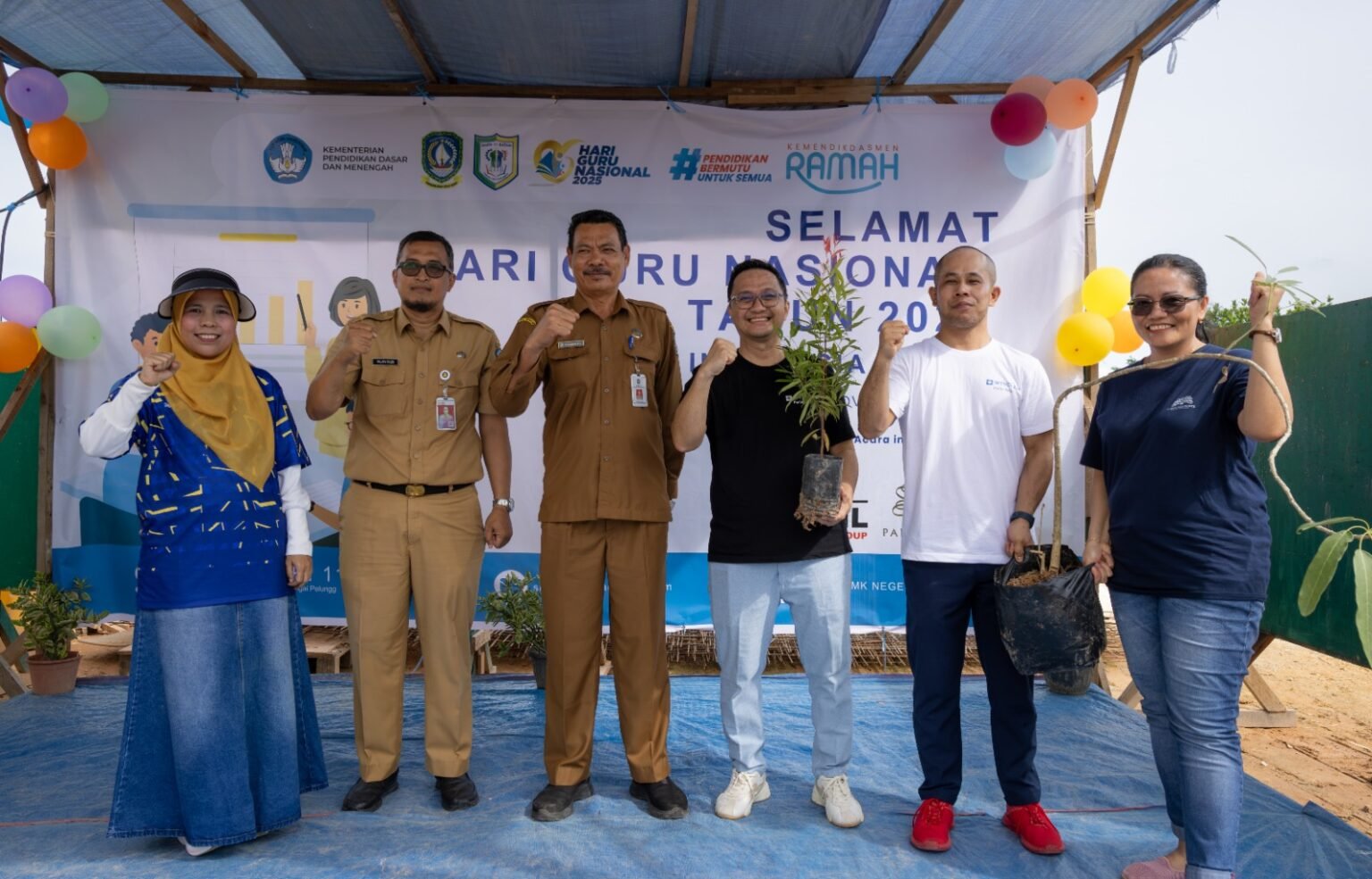 Hari Guru Nasional, Panbil Residence Tanam Ratusan Pohon di SMKN 11 Sagulung