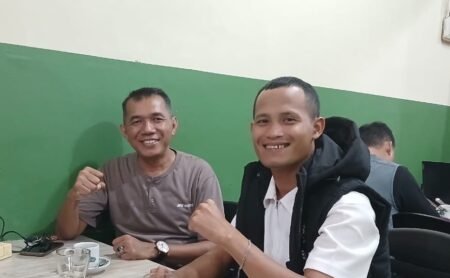 Ketua PWI Kota Tanjungpinang, Suhardi dan Ketua Forum TBM Kepri, Harken saat pertemuan membahas kolaborasi besar untuk menghidupkan kembali budaya baca, mulai dari pusat kota hingga ke pelosok pulau-pulau, Jum'at (27/11/2025)