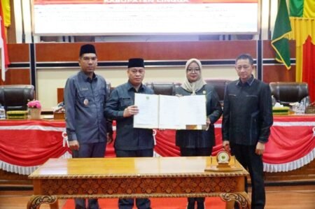 Bupati Lingga, Muhammad Nizar dan Ketua DPRD Lingga, Maya Sari bersama Wakil Bupati Lingga, Novrizal dan Wakil Ketua DPRD Lingga, Mudasir Zahid menunjukkan dokumen ApBD Lingga Tahun 2026 sebesar Rp 864 Milyar saat Paripurna, Jumat (28/11)2025)