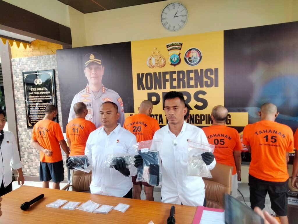Kasatres Narkoba Polresta Tanjungpinang, AKP Lajun Siado Sianturi disampingi Kanitnya saat konferensi pers pengungkapan 2 oknum Satpol PP Tanjungpinang bersama 6 tersangka narkoba lainnya di Mapolresta Tanjungpinang, Senin (17/11/2025)