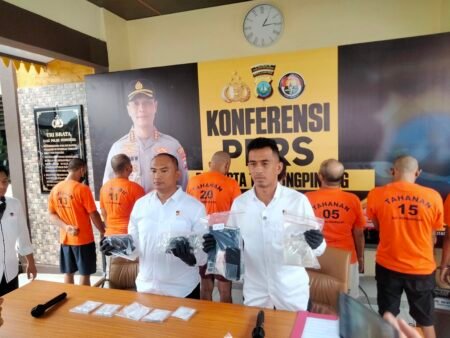 Kasatres Narkoba Polresta Tanjungpinang, AKP Lajun Siado Sianturi disampingi Kanitnya saat konferensi pers pengungkapan 2 oknum Satpol PP Tanjungpinang bersama 6 tersangka narkoba lainnya di Mapolresta Tanjungpinang, Senin (17/11/2025)