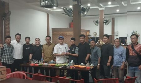 Foto bersama PWI Kota Tanjungpinang usai gelar audiensi dan silaturahmi bersama YLC Perhimpunan Advokat Indonesia (PERADI) Kota Tanjungpinang di Warkop Bundaran Batu 8, Kamis (18/12/2025).