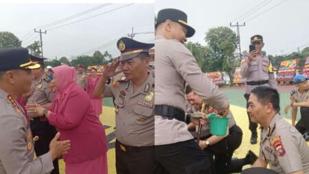Kapolresta Tanjungpinang, Kombes Pol Hamam Wahyudi memberikan ucapan selamat usai memimpin Upacara Kenaikan Pangkat terhadap 49 personil di lingkungan Polresta Tanjungpinang, termasuk Kapolsek Tanjungpinang Barat AKP Missyamsu Alson, Rabu (31/12/2025).  