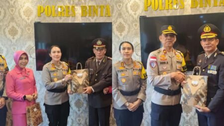 Kapolres Bintan dan Wakapolres Bintan saat memberikan bingkisan kado ke dua perwira menengahnya yang memasuki purna tugas (Pensiun), Rabu (31/12/2025)