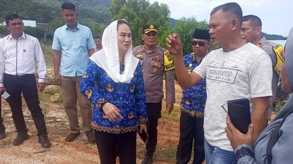 Bupati Cen Kunjungi Warga Pemecah Batu, Pastikan Keselamatan Kerja dan Kelestarian Lingkungan.