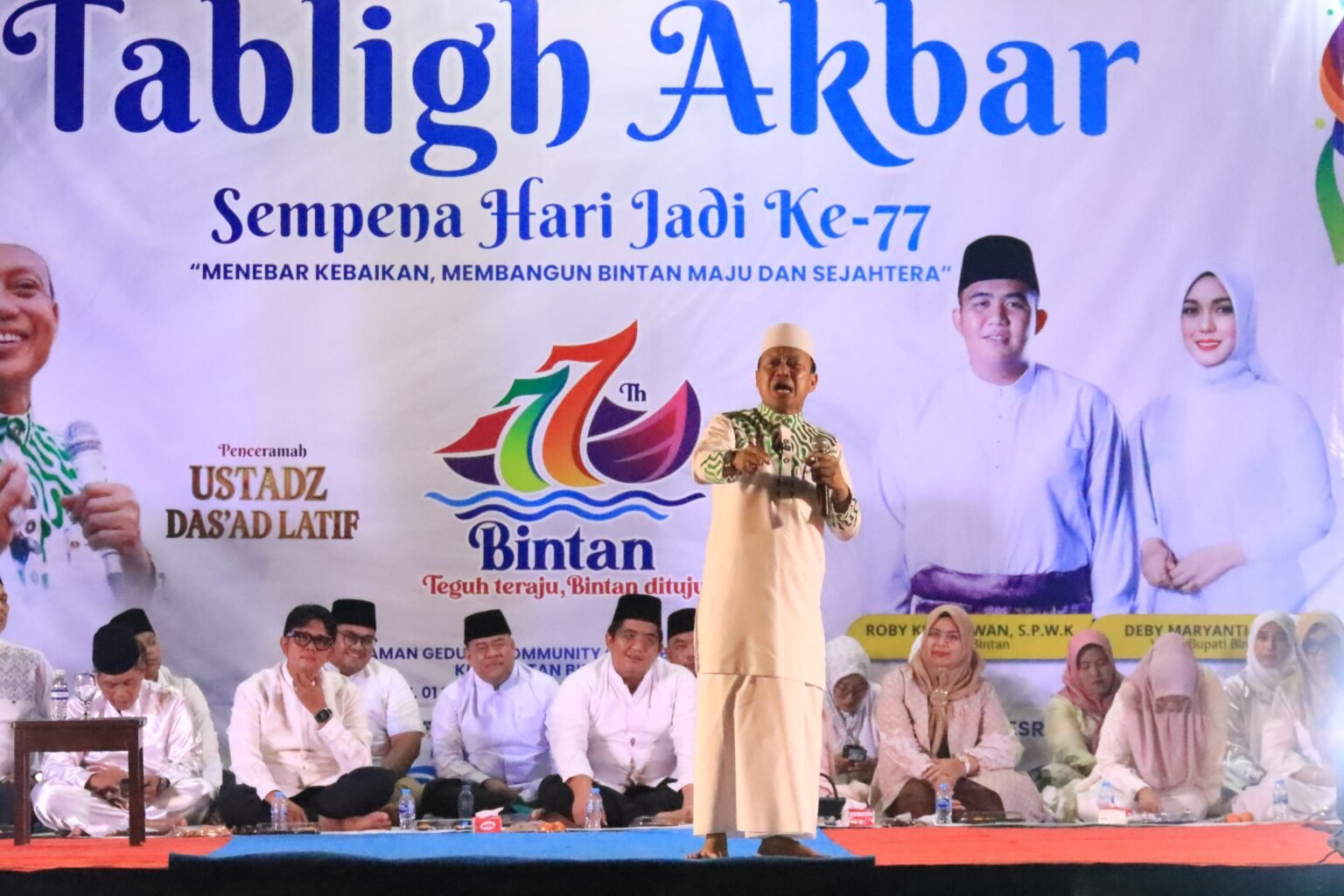Tabligh Akbar Hari Jadi Ke-77 Kabupaten Bintan, Ribuan Masyarakat Padati Tausiah Ustadz Das’ad Latif du Pelataran GOR Tanjung Uban Bupati Bintan Roby Kurniawan dan undangan menghadiri tabligh akbar dengan tausiah dibawakan ustadz Das'ad Laitif