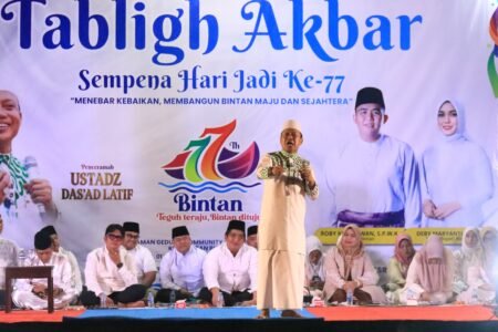 Bupati Bintan Roby Kurniawan dan undangan menghadiri tabligh akbar dengan tausiah dibawakan ustadz Das'ad Laitif