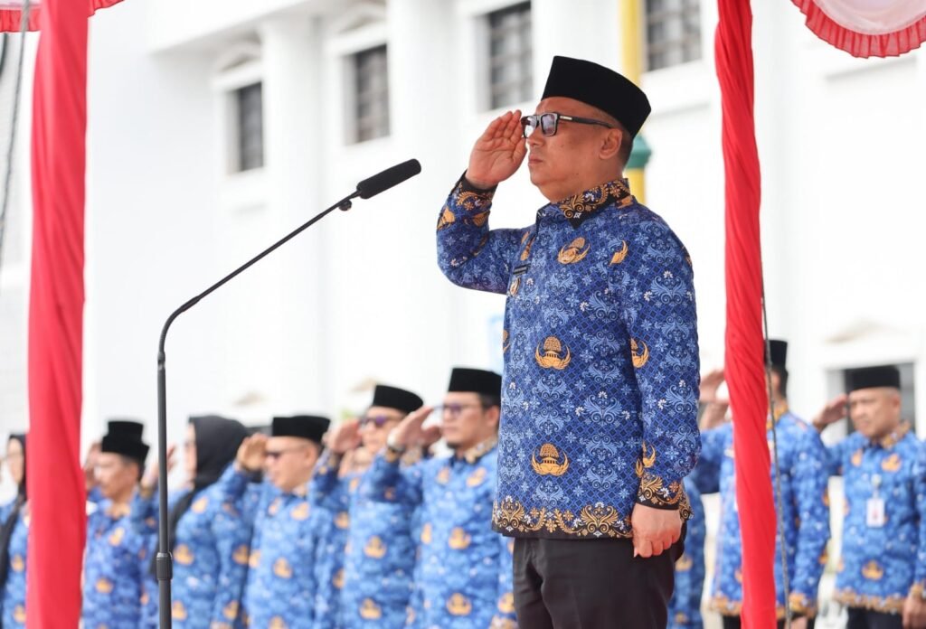 Wagub Kepri Nyanyang Haris Pratamura sebagai inspektur upacara HUT KORPRI ke-54 digelar di Halaman Kantor Gubernur Kepri, Dompak, Tanjungpinang, Senin (1/12)