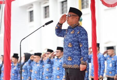 Wagub Kepri Nyanyang Haris Pratamura sebagai inspektur upacara HUT KORPRI ke-54 digelar di Halaman Kantor Gubernur Kepri, Dompak, Tanjungpinang, Senin (1/12)