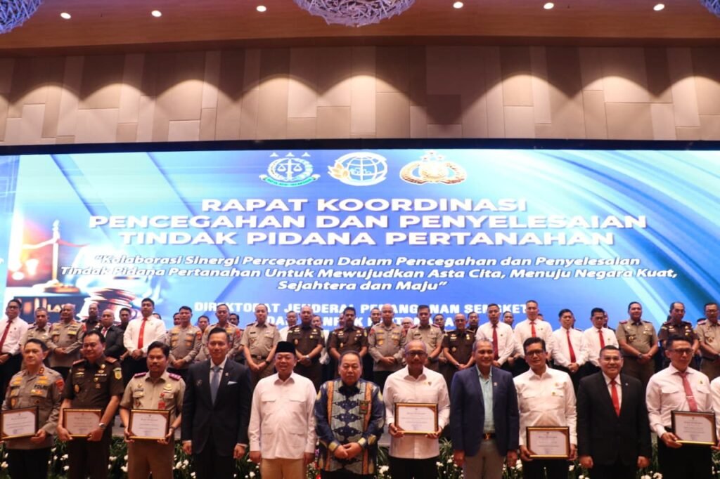 Kapolresta Tanjungpinang menghadiri Rapat Koordinasi Pencegahan dan Penyelesaian Tindak Pidana Pertanahan yang diselenggarakan oleh Kementrian ATR/BPN Republik Indonesia Di Ballroom Hotel Grand Mercure, Jakarta. Rabu (3/12/2025).