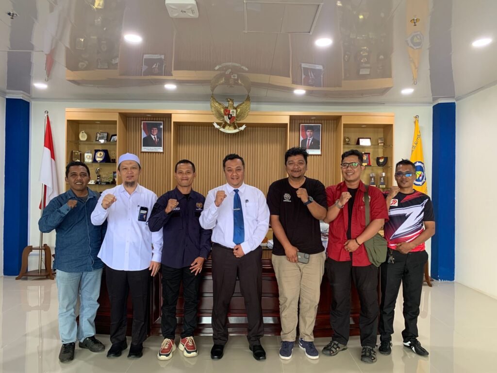 Foto bersama Rektor Umrah Rektor Umrah Prof Agung Dhamar Syakti didampingi Warek III Wakil Rektor III UMRAH Suryadi Ketua PWI Tanjungpinang Suhardi dan para pengurus dan anggota usai audiensi di gedung Rektorat Ismeth Abdullah, Senin 8 Desember 2025