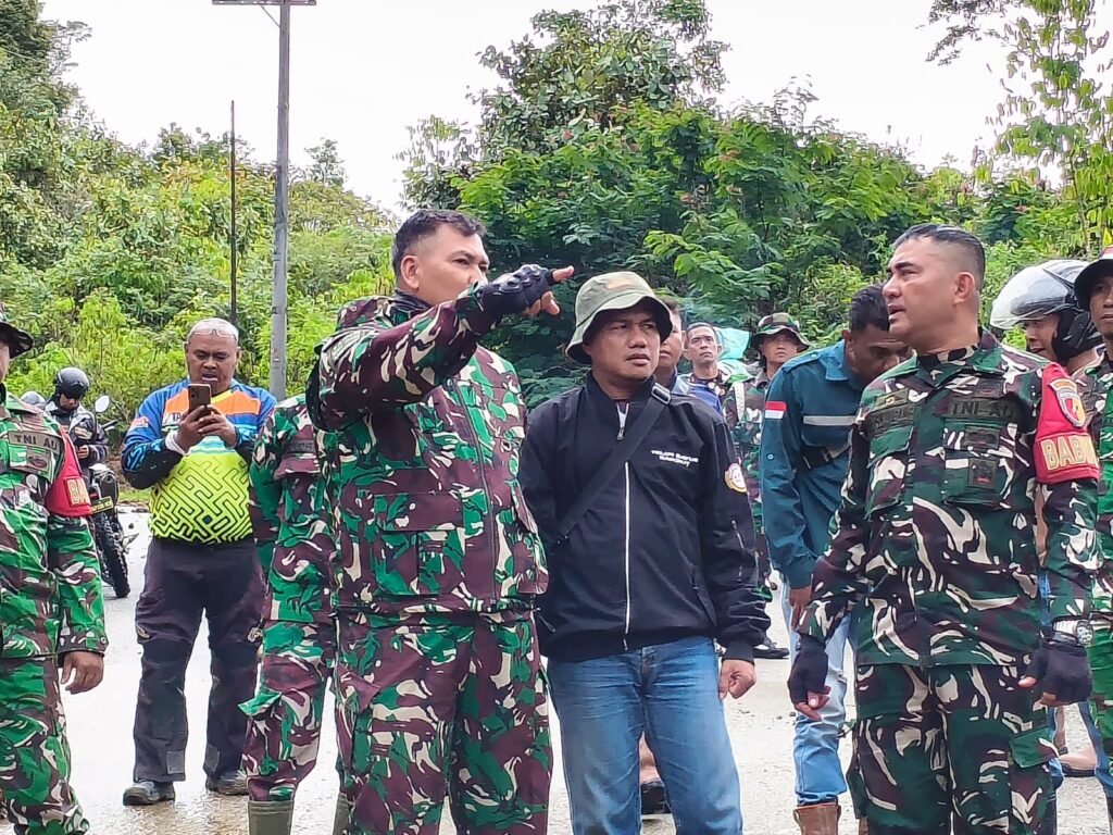 Pangkogabwilhan I Letjen TNI Kunto Arief Wibowo didampingi Asisten Kas Kogabwilhan I dan staf saat melaksanakan kunjungan ke sejumlah lokasi terdampak bencana alam di Kabupaten Agam dan Kabupaten Solok, Provinsi Sumatera Barat, Selasa (09/12/2025)