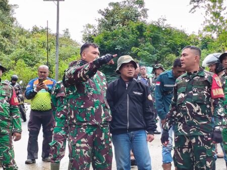 Pangkogabwilhan I Letjen TNI Kunto Arief Wibowo didampingi Asisten Kas Kogabwilhan I dan staf saat melaksanakan kunjungan ke sejumlah lokasi terdampak bencana alam di Kabupaten Agam dan Kabupaten Solok, Provinsi Sumatera Barat, Selasa (09/12/2025)