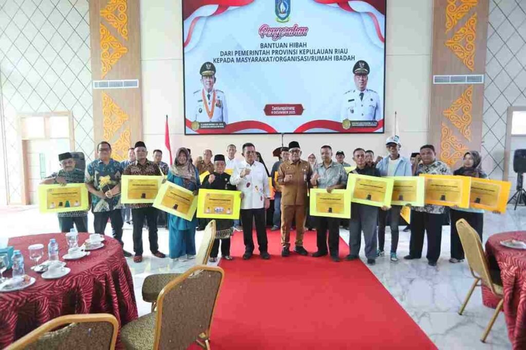 Gubernur Kepri Ansar Ahmad bersama Wali Kota Tanjungpinang Lis Darmansyah menyerahkan bantuan hibah barang kepada RT, lembaga kemasyarakatan, dan rumah ibadah di Tanjungpinang, Bintan dan Karimun.