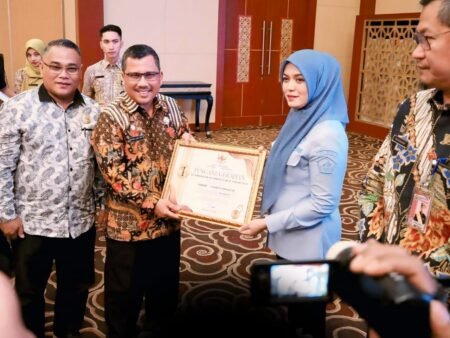 Asisten 1 Provinsi Kepri, TS Arif Fadillah yang mewakili Gubernur Kepri, Ansar Ahmad menyerahkan penghargaan kepada Wakil Bupati Bintan, Deby Maryanti.
