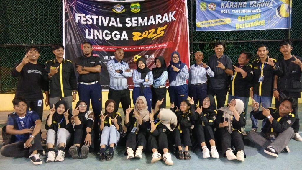 Ikatan Mahasiswa Kabupaten Lingga (IMKL) di Tanjungpinang foto bersama usai menyampaikan kekecewaan mendalam terhadap Pemerintah Kabupaten Lingga