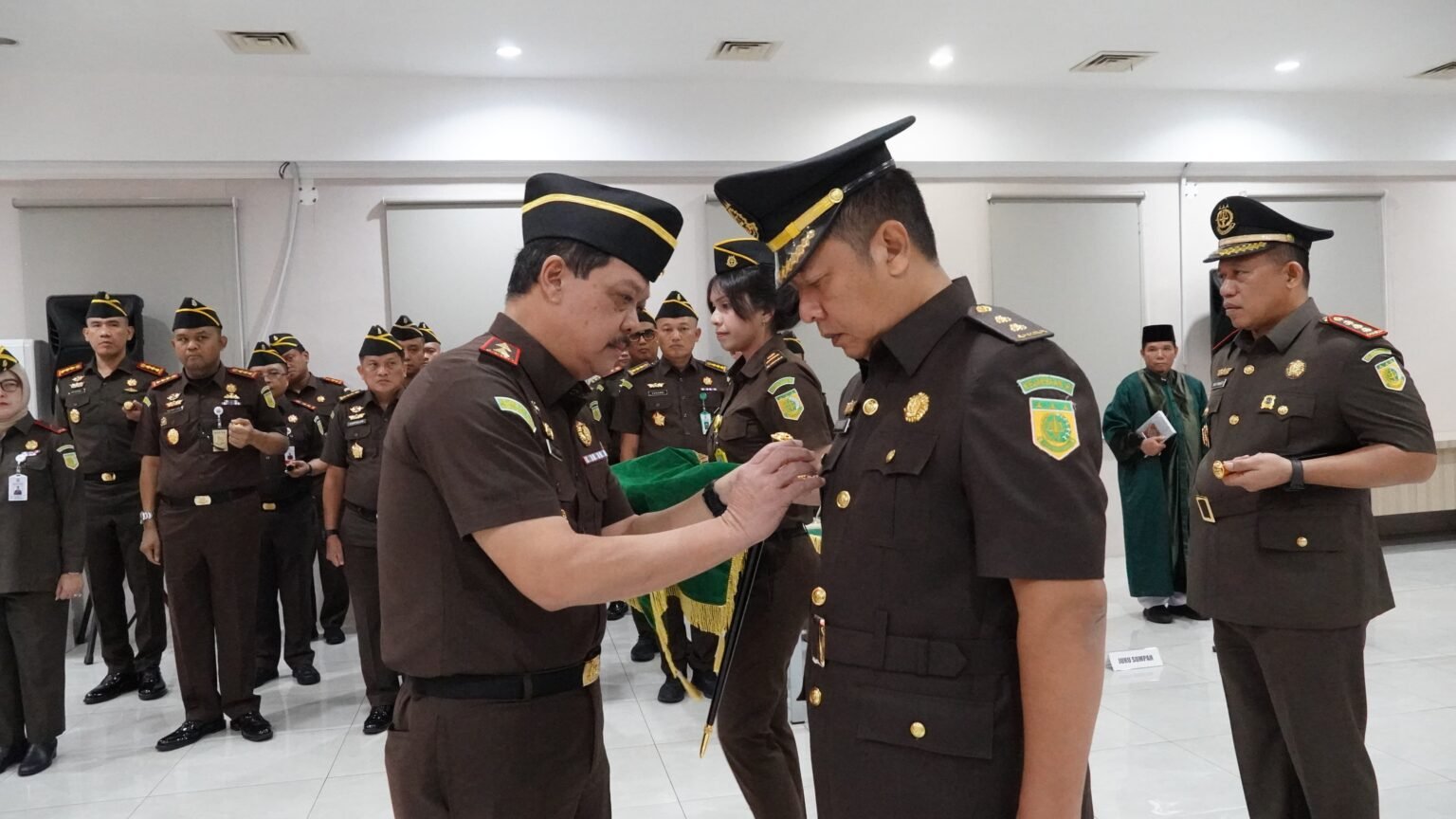 Kajati Kepri, J. Devy Sudarso memimpin Upacara Pelantikan Asisten Tindak Pidana Umum (Aspidum) Kejaksaan Tinggi Kepulauan dari Pejabat lama Bayu Pramesti, S.H., M.H kepada pejabat baru Toto Roedianto, S.Sos., S.H di Aula R. Soeprapto Kejaksaan Negeri Batam, Senin (15/12/2025).