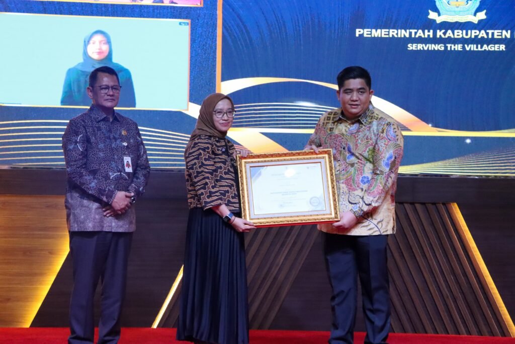 Bupati Bintan Roby Kurniawan menerima penghargaan OPSI dalam ajang KIPP yang digelar Kementerian PANRB RI.