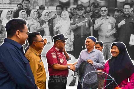 Walikota Tanjungpinang Lis Darmansyah menyerahkan bantuan Sarana dan Prasarana Pertanian, Peternakan, dan Perikanan, Selasa (16/12).