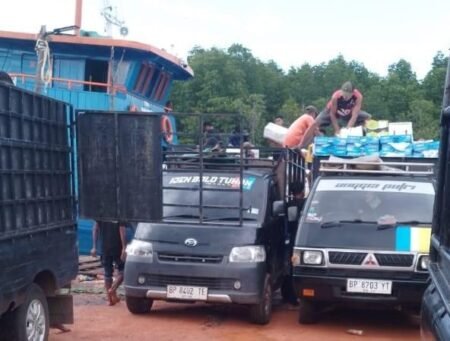 Kapal yang membawa sembako dan barang lainnya saat bongkar muat di pelabuhan dari Batam, baru-baru ini.