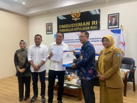 Kepala Perwakilan Ombudsman RI Provinsi Kepri, Dr Lagat Siadari serahkan surat terkait kekurangan guru dan kekurangan kelas di Sekolah Luar Biasa Negeri Batam ke Kepala Dinas Pendidikan Provinsi Kepri, Dr Andi Agung dan Inspektur Pembantu (Irban I), Aan Putra, Selasa (16/12/2025)