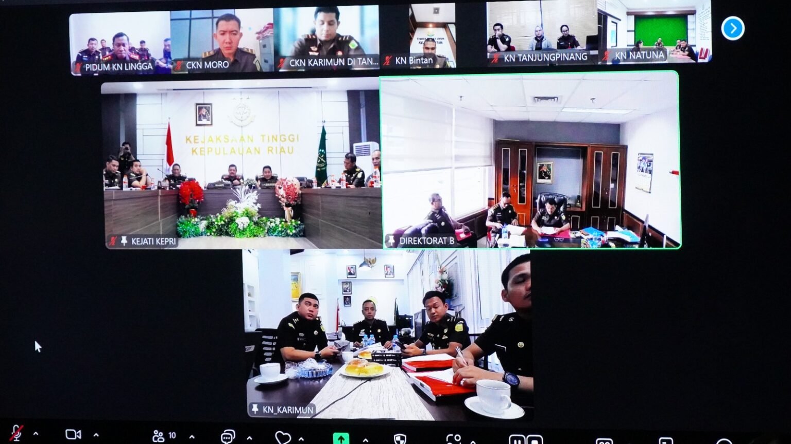 Kajati Kepri, J. Devy Sudarso saat melaksanakan ekspose permohonan penghentian penuntutan berdasarkan Keadilan Restoratif terhadap perkara narkotika di hadapan Direktur B pada Jaksa Agung Muda Tindak Pidana Umum Kejaksaan Agung RI I Gde Ngurah Sriada, S.H., M. H., yang dilaksanakan melalui sarana virtual, Senin (22/12/2025).