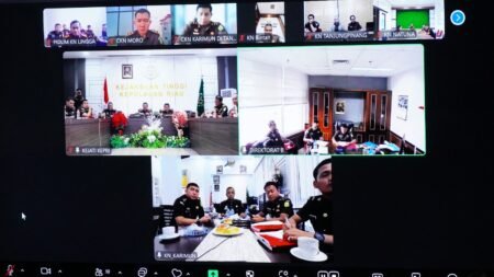 Kajati Kepri, J. Devy Sudarso saat melaksanakan ekspose permohonan penghentian penuntutan berdasarkan Keadilan Restoratif terhadap perkara narkotika di hadapan Direktur B pada Jaksa Agung Muda Tindak Pidana Umum Kejaksaan Agung RI I Gde Ngurah Sriada, S.H., M. H., yang dilaksanakan melalui sarana virtual, Senin (22/12/2025).