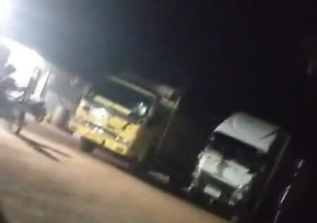 Sejumlah lori di pelabuhan menunggu kedatangan kapal pengangkut sembako dari Batam