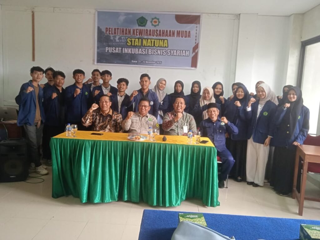 Ketua Dewan Pengarah KPDN, Drs. H. Raja Mustakim bersama Ketua dan Mahasiswa STAI Natuna.