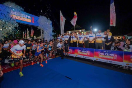 Pelepasan peserta moonrun oleh Gubernur Kepri Ansar Ahmad, didampingi Wali Kota Tanjungpinang Lis Darmansyah, Wakil Wali Kota Raja Ariza, dan unsur forkopimda