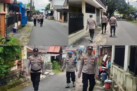 Kapolsek Tanjungpinang Timur AKP Ahmad Syahputra bersama sejumlah personilnya saat melaksanakan kegiatan Patroli jalan kaki dilaksanakan guna mencega kriminalitas dan pastikan keamanan dan ketertiban masyarakat sekitar.