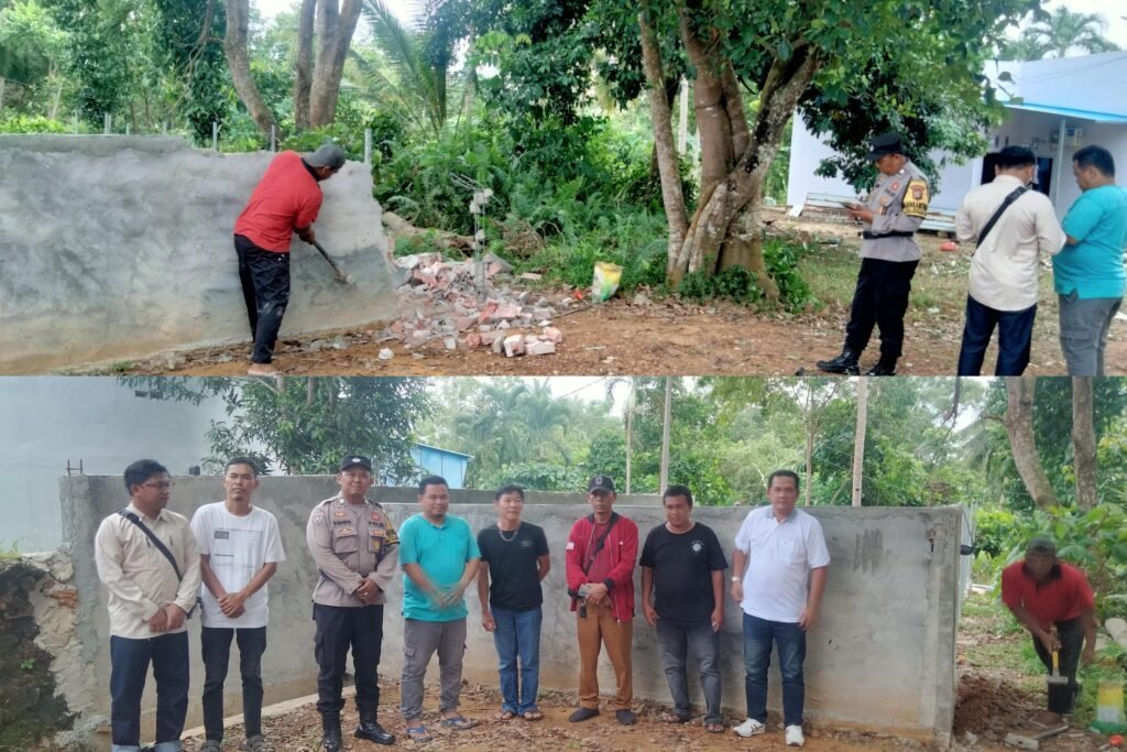 Aktivitas pembongkaran pagar jalan di kawasan Perumahan Kampung Wonoyoso II Resident di Jalan Cendrawasih, RT 01 RW 03, Kelurahan Batu IX, Kecamatan Tanjungpinang Timur, Kota Tanjungpinang, Provinsi Kepri yang dihadiri sejumlah pihak terkait, Senin (08/12/2025).