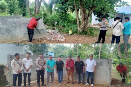 Aktivitas pembongkaran pagar jalan di kawasan Perumahan Kampung Wonoyoso II Resident di Jalan Cendrawasih, RT 01 RW 03, Kelurahan Batu IX, Kecamatan Tanjungpinang Timur, Kota Tanjungpinang, Provinsi Kepri yang dihadiri sejumlah pihak terkait, Senin (08/12/2025).