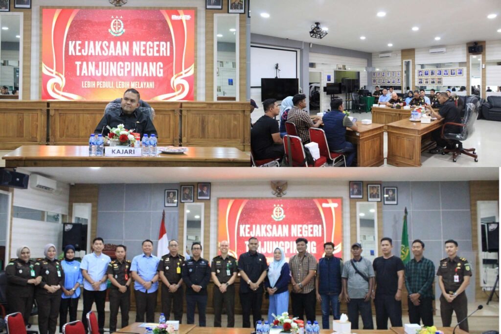 Kajari Tanjungpinang Rahmad Surya Lubis saat menerima kunjungan silaturahmi dari Persatuan Wartawan Indonesia (PWI) Kota Tanjungpinang di Kantornya, pada Selasa (20/01/2026) sore.