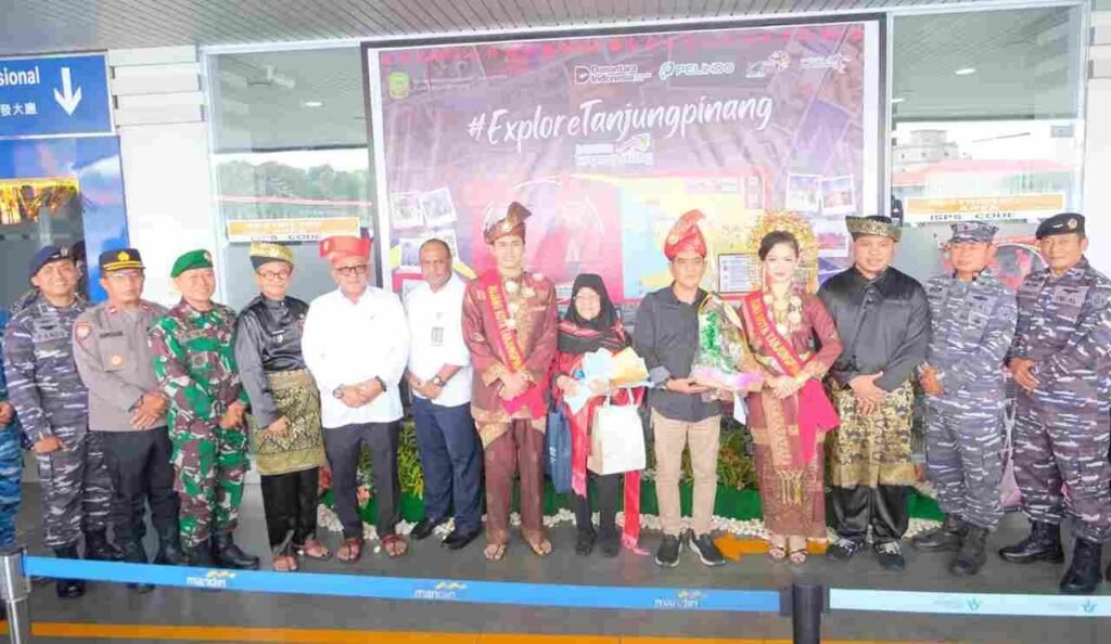 Walikota Tanjungpinang Lis Darmansyah bersama OPD dan Forkopimda saat menyambut kunjungan perdana wisatawan mancanegera