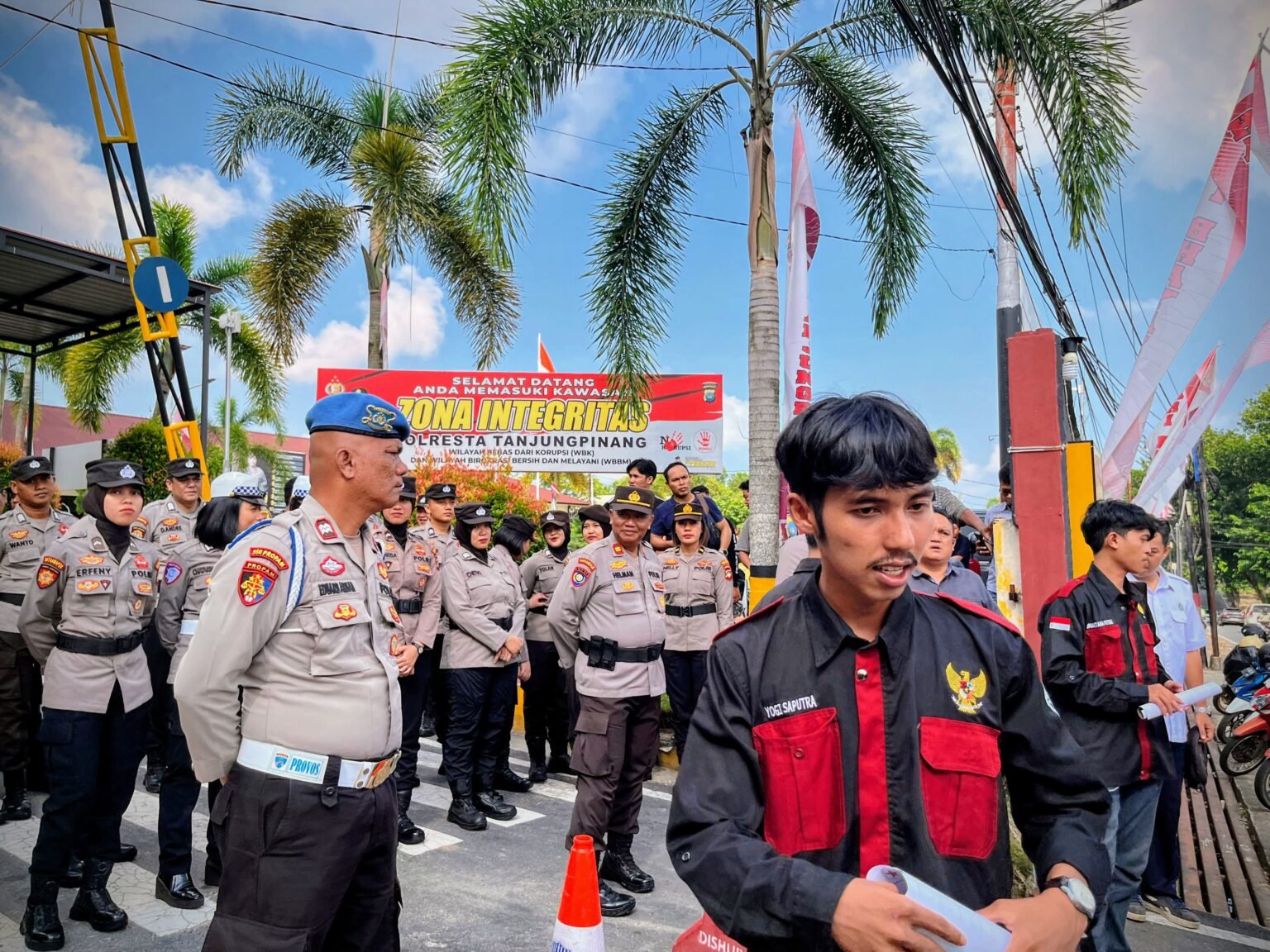 Isu Calo Rekrutmen Polri di Lingga Mencuat, Mahasiswa Soroti Dugaan Peran Oknum Ormas Koordinator GAM Kepri Wilayah Lingga, Yogi Saputra saat menggelar aksi demo di Mapolresta Tanjungpinang beberapa waktu lalu.