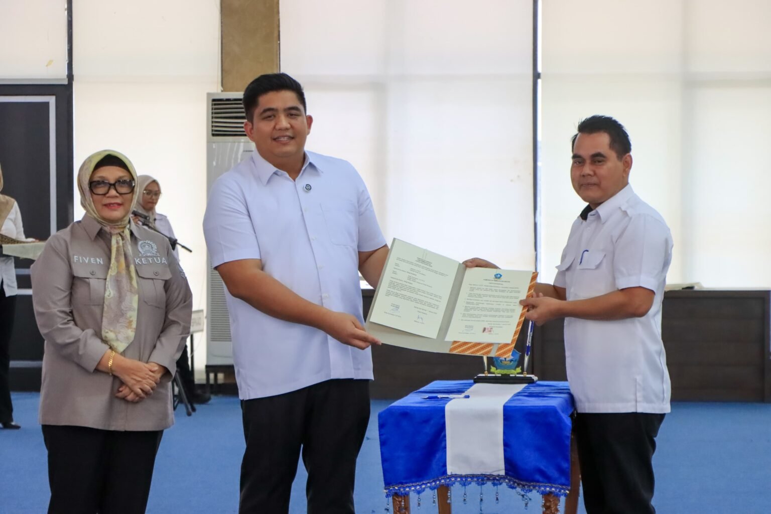 Bupati Bintan Roby Kurniawan saat menyerahkan DPA kepada Kepala Dinas Pendidikan Nofrion